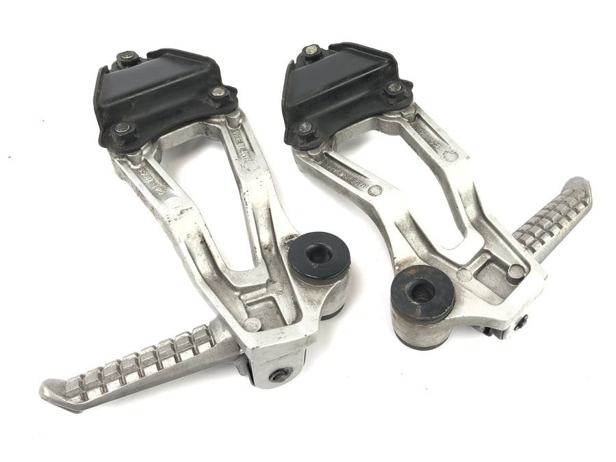 Kawasaki ZX -10 ZXT00B [1990] - footrest facility socius footrests on the left and right