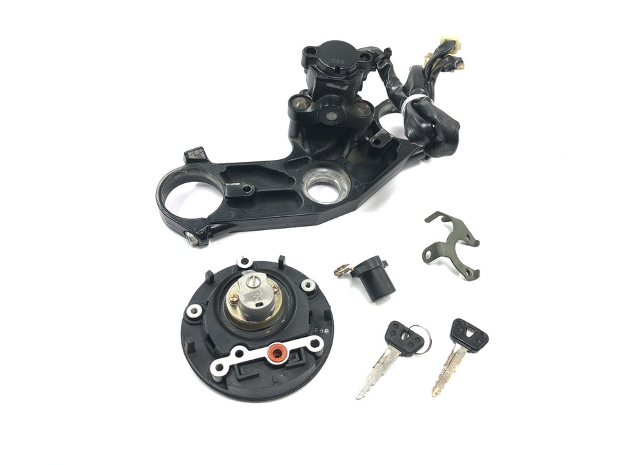 Yamaha YZF R1 RN04 [2001] - Lock set with ignition lock, tank cap, steering lock, fork bridge at the top