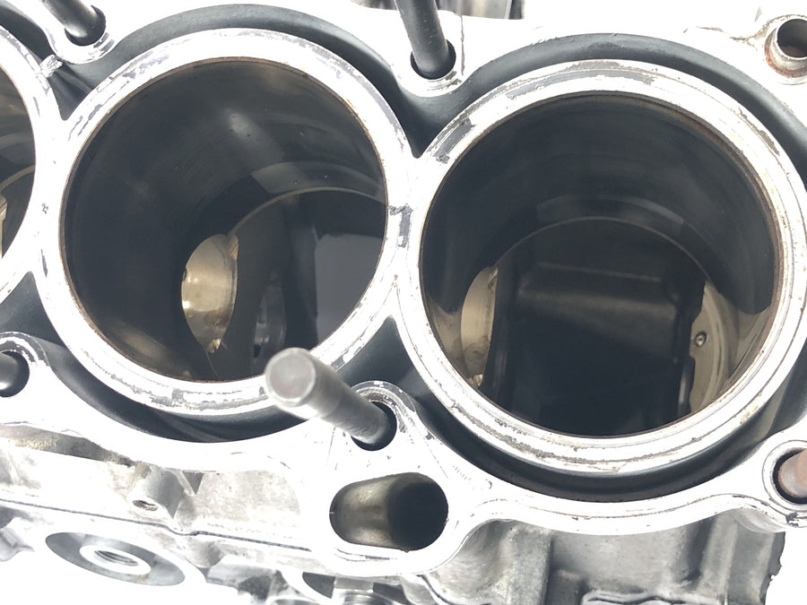Yamaha YZF R1 RN04 [2001] - Engine block engine housing crankcase with pistons