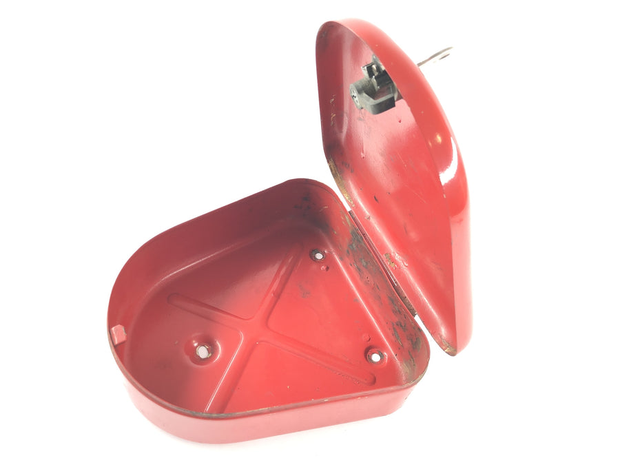 Moto Guzzi V7 Special [1971] - side cover tool compartment lid lockable with key