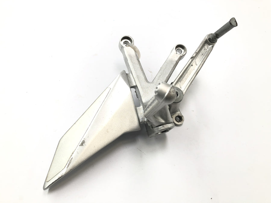 Aprilia RST 1000 Futura [2002] - driver's footrest ripen on the right with brake pedal