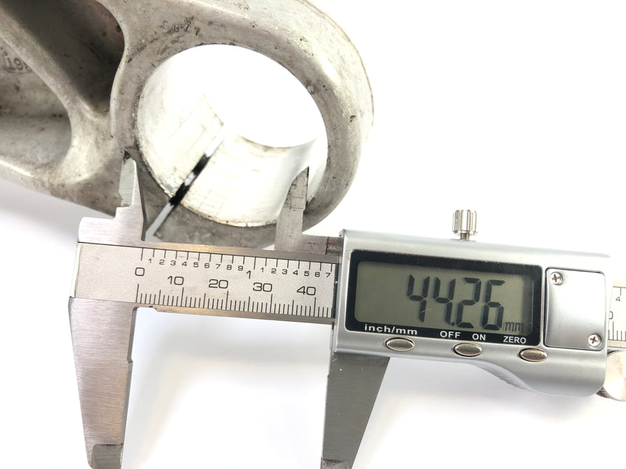 Triumph Daytona 955i T595 [1999] - Lower crankshaft bridge