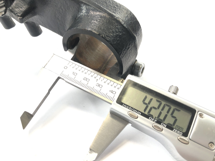 Triumph Daytona 900 T300 [1996] - lower fork bridge, steering head mount fork holder