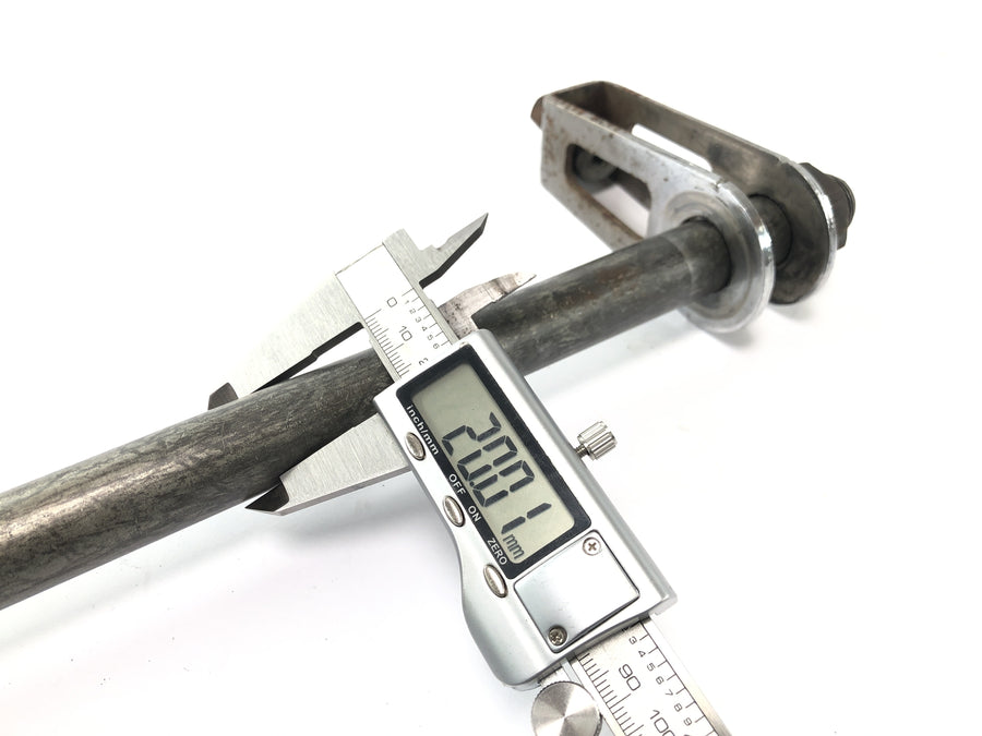 Suzuki GSX-R 1100 W GU75 C [1994] - Rear wheel axle axle with chain tensioner