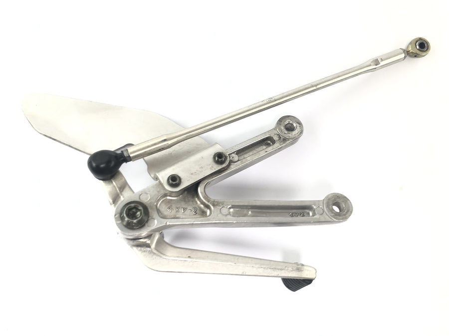 Yamaha YZF R1 RN01 [1998] - Driver's footran on the left with switching pedal and linkage