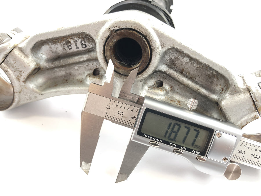 Kawasaki ZR7 ZR750F [1999] - fork bridge below