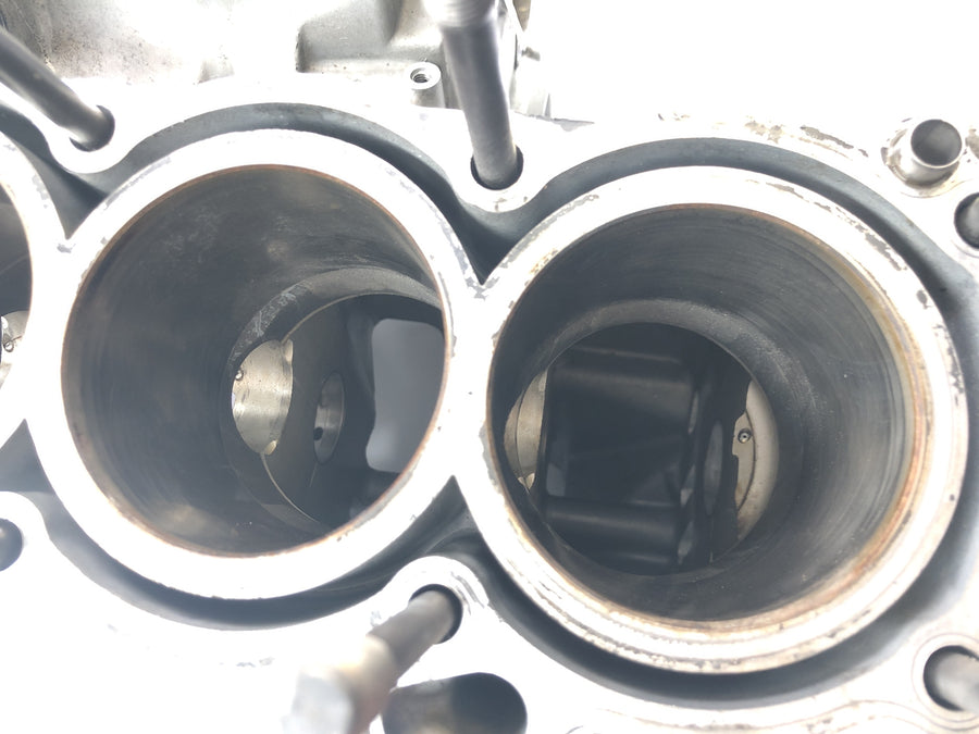 Yamaha YZF R1 RN04 [2001] - Engine block engine housing crankcase without pistons