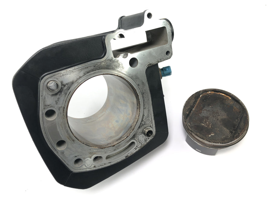 Moto Guzzi Stelvio 1200 8V [2016] - cylinder with piston on the right