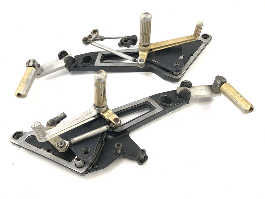 Kawasaki GPZ 1000 RX [1987] - Footrest system Footrest plates with footrests and pedals left and right