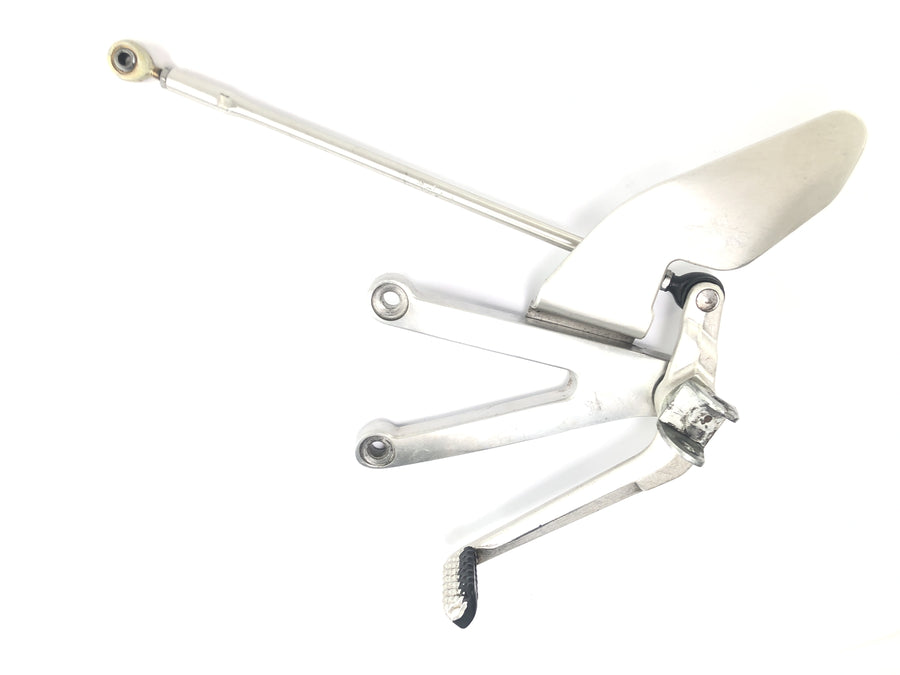Yamaha YZF R1 RN01 [1998] - Driver's footran on the left with switching pedal and linkage