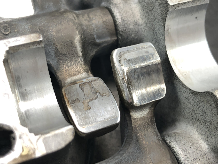 Honda FT 500 PC07 [1983] - Cylinder head valve head rocker arm worn in