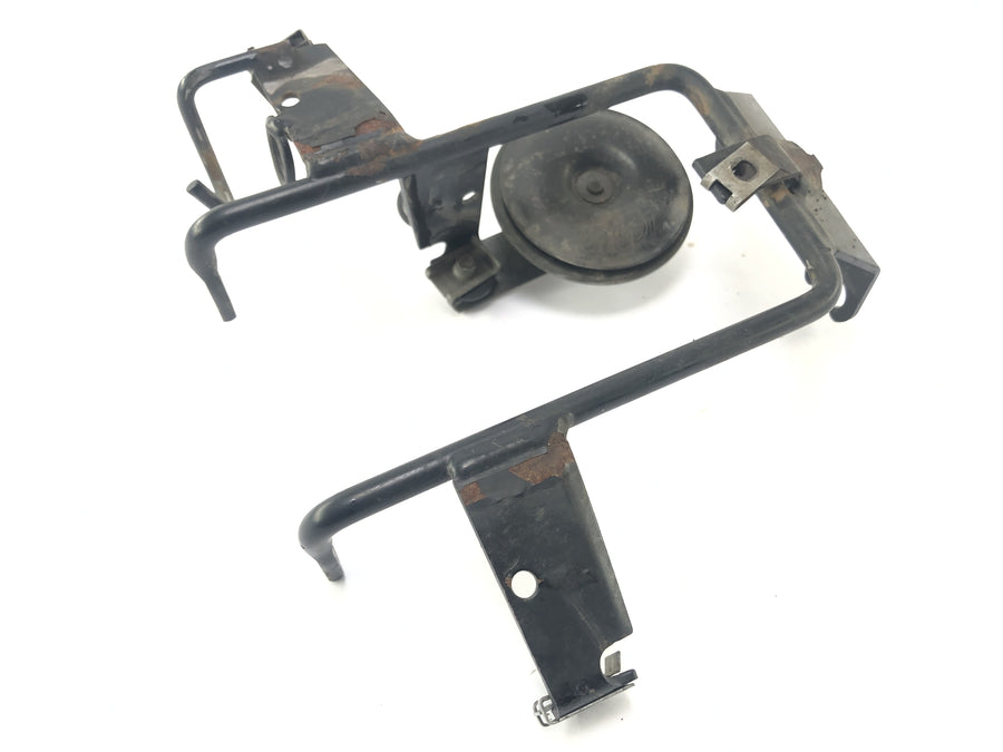 Yamaha XT 125X [2004] - Front fairing bracket with horn