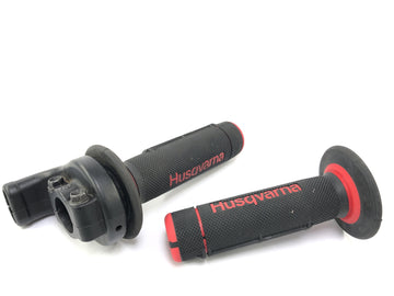 Husqvarna SM 630 A4 [2010] - Handlebar fitting right throttle grip with rubber grips