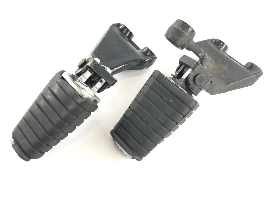 Yamaha V Max 1200 2we [1996] - driver's footrests with holder to the left and right footrest