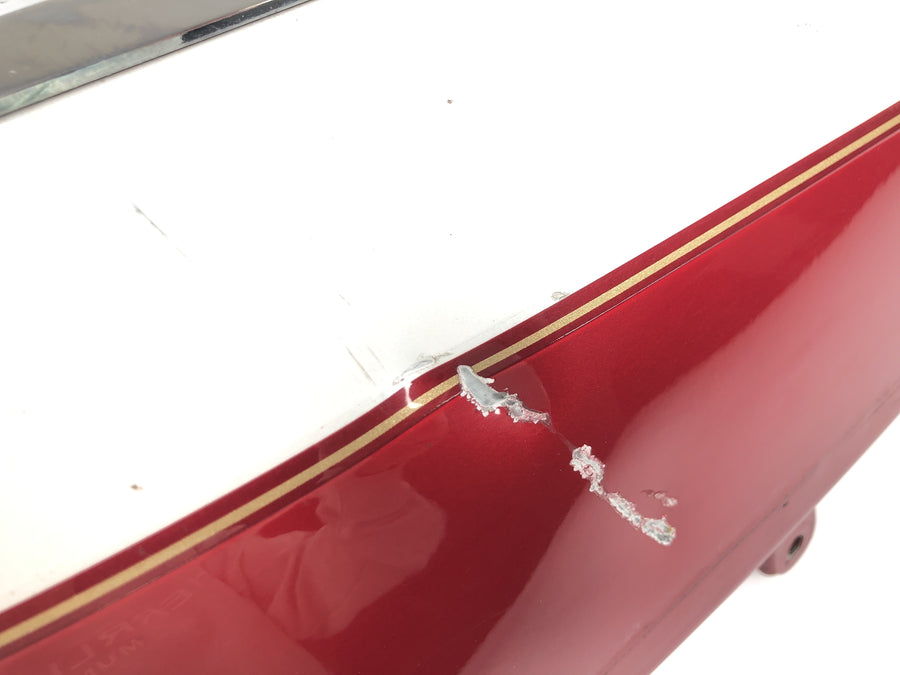 Suzuki Intruder VL 1500 AL [2000] - tank panel on the right side panel side cover slightly damaged
