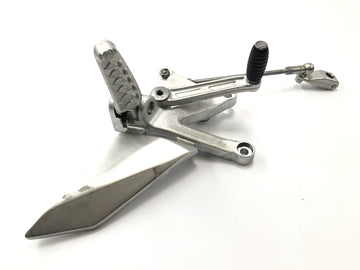 Aprilia RST 1000 Futura [2002] - Driver's footran on the left with gear lever and linkage - 0