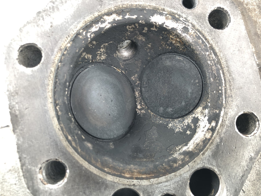 Moto Guzzi V7 Special [1971] - cylinder head right valve head head engine cylinder head