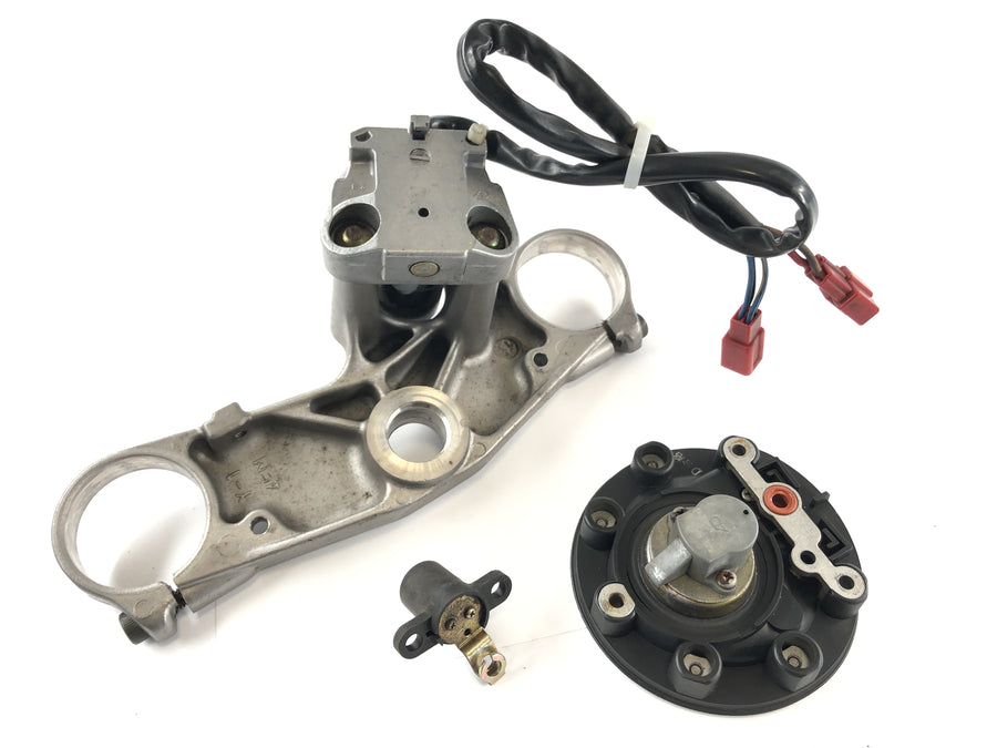 Yamaha YZF 750 R 4HN [1996] - locksmith with fork bridge above ignition lock tank lid and seat lock