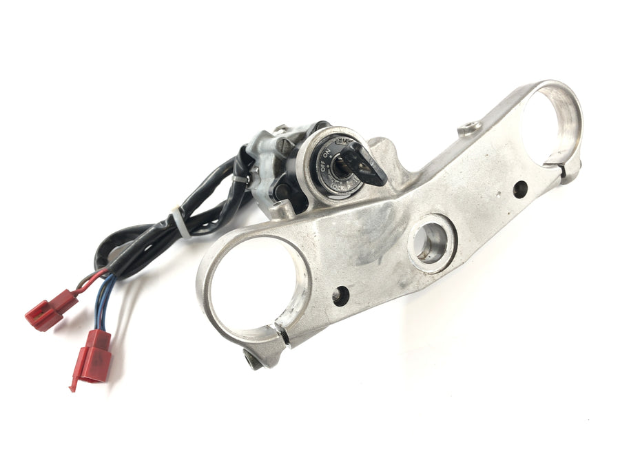Yamaha YZF 750 R 4HN [1996] - locksmith with fork bridge above ignition lock tank lid and seat lock