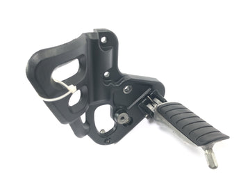Triumph Tiger 955i 709EN [2003] - Driver's footrest on the right with holder for the footrest system