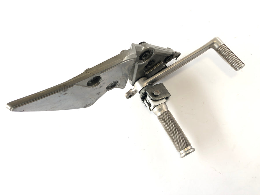 Suzuki Bandit GSF 1200 S WVA9 [2001] - Driver's footrest right with holder and brake pedal