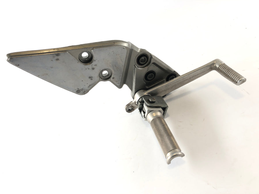 Suzuki Bandit GSF 1200 S WVA9 [2001] - Driver's footrest right with holder and brake pedal