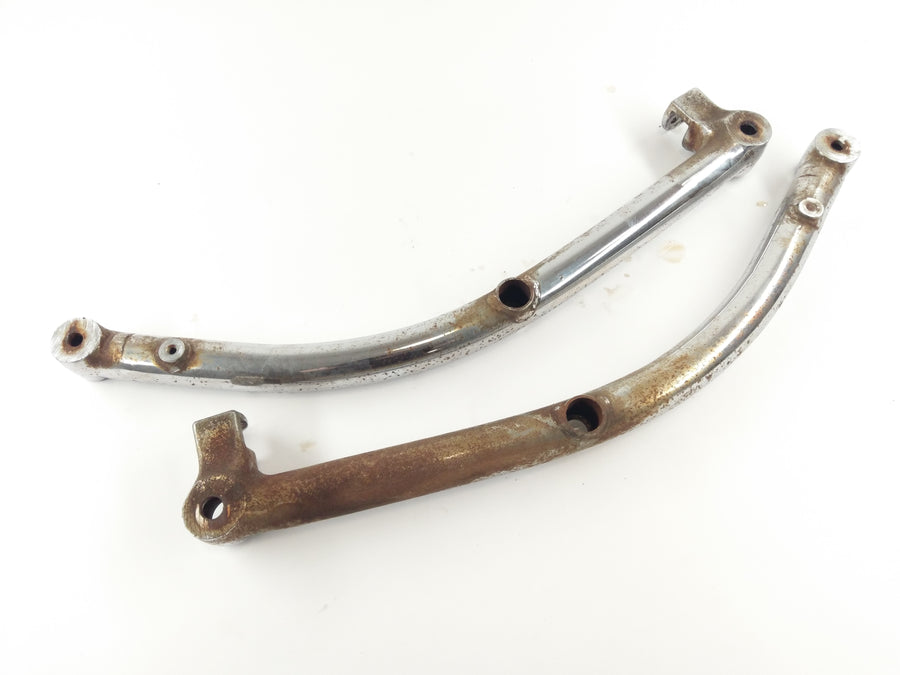 Suzuki Intruder VS 700 VP51A [1986] - Rear footrest bracket right left pair