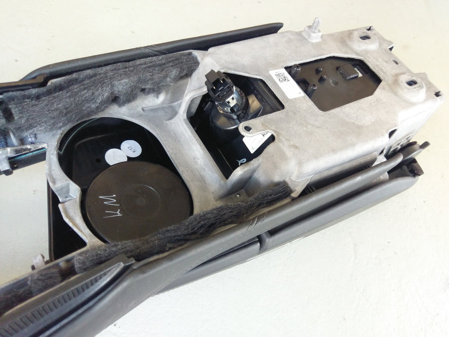 Porsche Panamera Turbo [2010] - Center console front black leather armrest