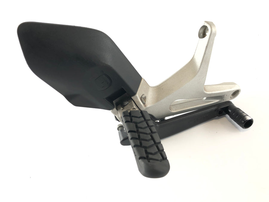 Husqvarna 701 Vitpilen [2018] - Driver footrest right with holder and brake pedal