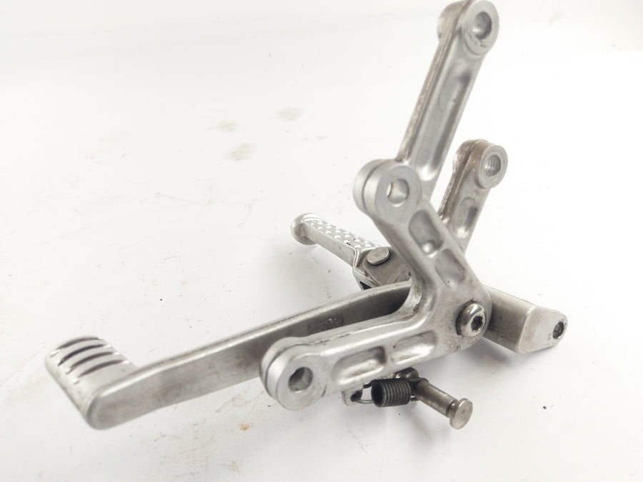 Triumph Speed ​​Triple T509 885i [1998] - Right footrest with bracket and brake pedal