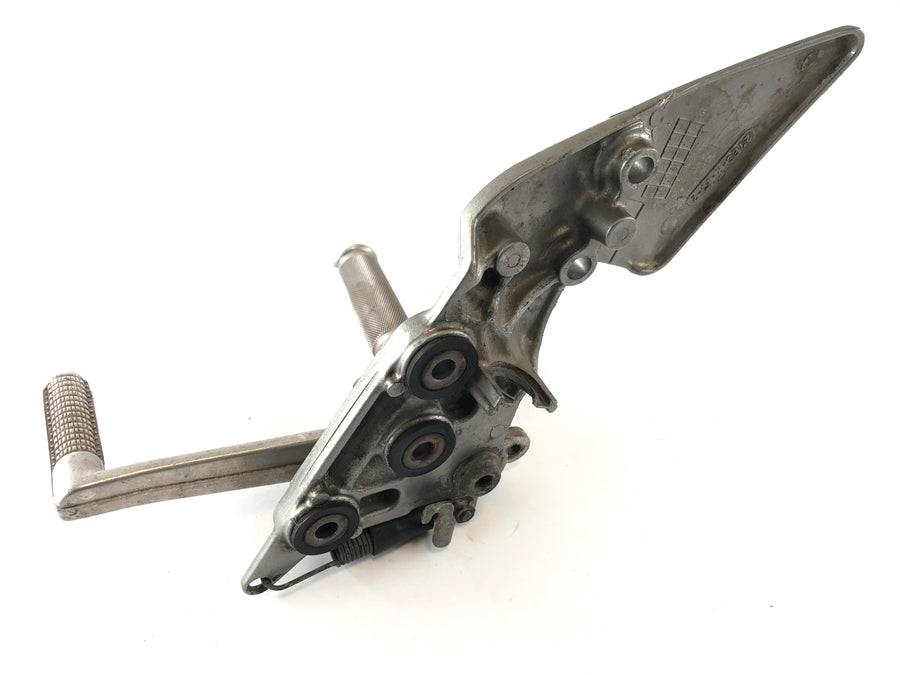 Suzuki Bandit GSF 1200 S WVA9 [2001] - Driver's footrest right with holder and brake pedal