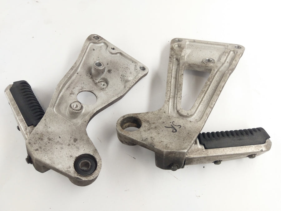 Suzuki GSXR 1100 GV73A [1992] - Footrests Passenger footrests with bracket