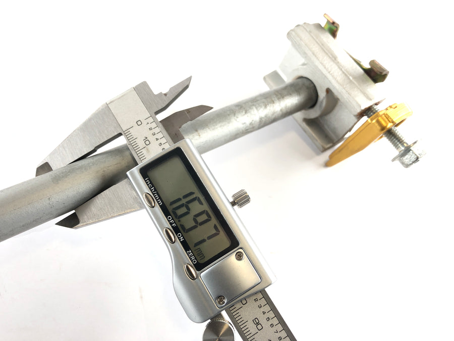 Ducati 900 SS [1993] - Rear axle with chain tensioner