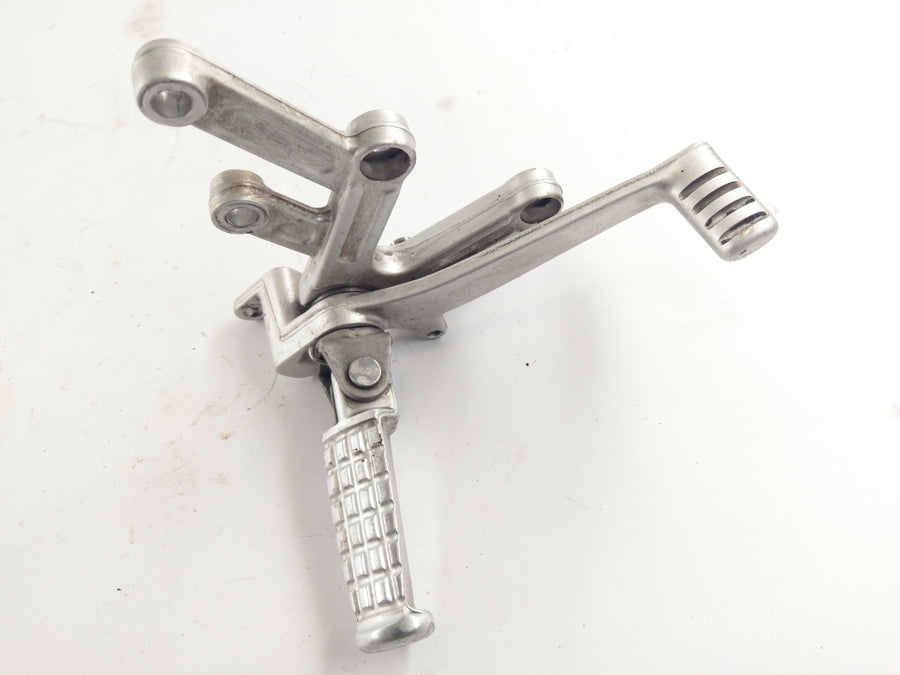 Triumph Speed ​​Triple T509 885i [1998] - Right footrest with bracket and brake pedal